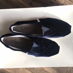 BRAND NEW beautiful sapphire blue velvet toms